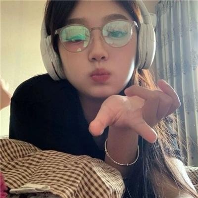 穿条纹衣的男孩